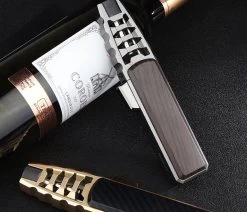 Merkloos Turbo Jetflame Aansteker - Gasbrander - Vuurwerk Torch - Crème Brûlée Brander - BBQ En Sigaren Aansteker - Windproof - Carbon Met Goudkleurige Metalen Behuizing -Merkloos Winkel 1200x1028