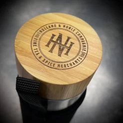 Holland & Noble - Thermo Theefles Met Zeef - 400 Ml Borosilicate Glas Dubbelwandig - Thee-infuser Met Bamboe Schroefdop Aan Beide Zijdes En Roestvrijstalen Zeef - Inclusief Neopreen Hoes -Merkloos Winkel 1200x1200 942